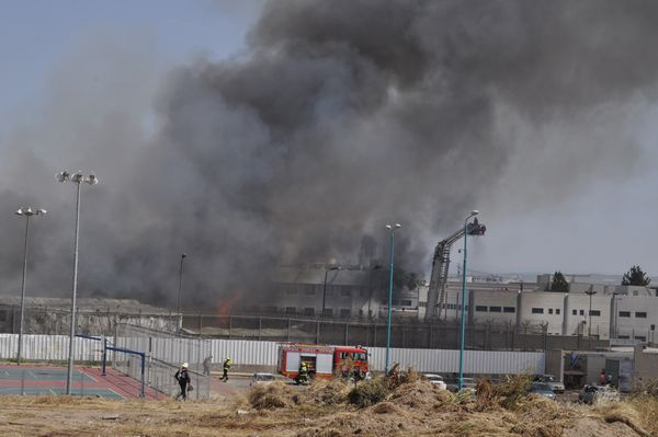 بالفيديو:حريق كبير في مصنع للكرتون بالقرب من سجن الرملة 